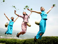 Bild: Drei durch die Luft hpfende chinesische Damen; Rechte: Mauritius
