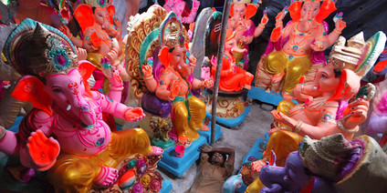 Farbenprächtige Ganesh-Figuren