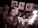 berlebende der Gas-Katastrophe demonstrieren am 2.12.2004 in Bhopal, Indien (Foto: AP)