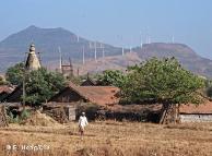 Das Dorf Karpud. Im Hintergrund bereits fertig gestellte Windräder der Andhra Lake Windfarm. 
(Foto: DW/Rainer Hörig)