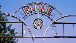 Schild mit der Aufschrift "Pune" am Bahnhof der indischen Stadt Pune. © dpa picture alliance 