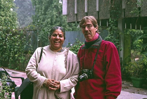 Mit der feministischen Öko-Aktivistin Vandana Shiva in New Delhi, 2003