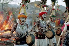 Trommler der Volksgruppe der Bhil in Madhya Pradesh beim Frühlingsfest Holi
