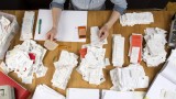 Frau sortiert Belege, Unterlagen, Rechnungen und Kassenbons auf einem Schreibtisch, für die Steuererklärung (dpa / imageBROKER / Jochen Tack)