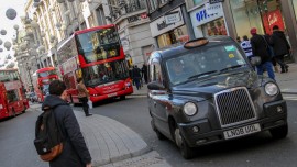 Londoner Cab in der Oxford Street. (picture alliance / dpa / Daniel Kalker)