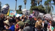 Eine Kundgebung gegen die Politik von US-Präsident Donald Trump am 1. Mai in Los Angeles. (Deutschlandradio / Kerstin Zilm)