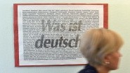 "Was ist deutsch" steht am 15.09.2014 in Berlin im AWO Begegnungszentrum in der Adalbertstraße auf einem Plakat.  (picture-alliance/ dpa/ Jens Kalaene)