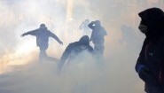 Die Polizei in Paris setzte am 1. Mai Tränengas und Schlagstöcke gegen randalierende Demonstranten ein. (AP - Thibault Camus)